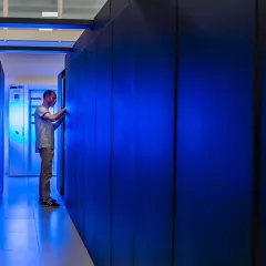 📰 REPORTAGE - Dans les coulisses de Paris-Saclay, où la France forme les experts IA de demain